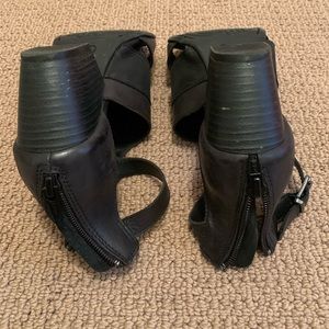 Black sandals with heel.